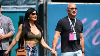 Jeff Bezos y su prometida Lauren Sánchez en una foto de archivo en Miami, Florida.