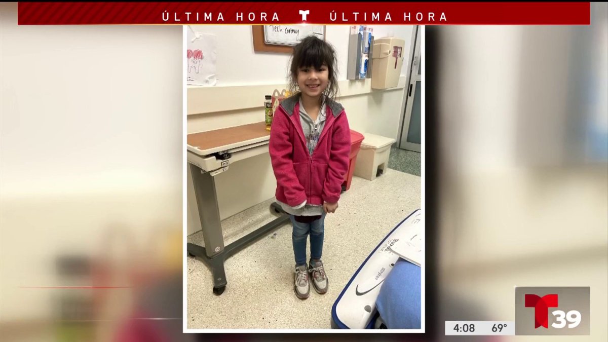 Abandonan a niña de 6 años en un hospital, funcionarios buscan a su familia