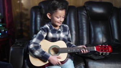 Mamá hispana espera un milagro de Navidad para que su hijo esté libre de cáncer