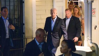 El presidente de Estados Unidos, Joe Biden, sale de un restaurante después de cenar en Christiansted, en Saint Croix, en las Islas Vírgenes de Estados Unidos, el 30 de diciembre de 2023.