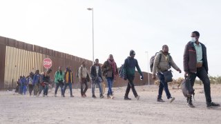 El endurecimiento de las medidas contra migrantes que llegan a la frontera es una de las opciones evaluadas por demócratas para satisfacer los reclamos republicanos y aprobar el paquete de ayuda a Ucrania.