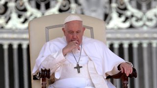 El papa pide no confundir la fiesta en Navidad con el consumismo