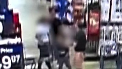 Perturbador: captan en video presunto intento de secuestro de niño en un Walmart