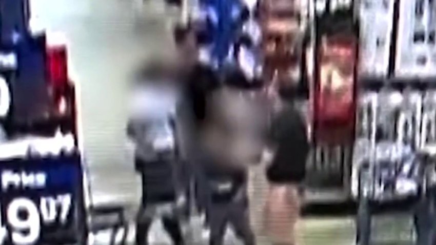 Perturbador: captan en video presunto intento de secuestro de niño en un Walmart