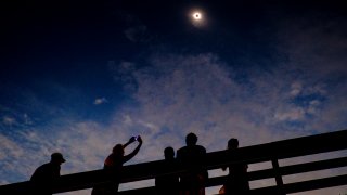 Los observadores del eclipse solar se extasiaron cuando las nubes se rompieron minutos antes de la totalidad durante el eclipse solar total desde uno de los últimos miradores donde la totalidad será visible el 21 de agosto de 2017 en Isle of Palms, Carolina del Sur.