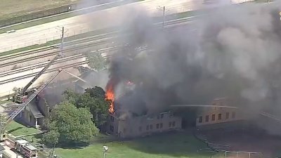 Incendio de 3 alarmas destruye una iglesia en Dallas