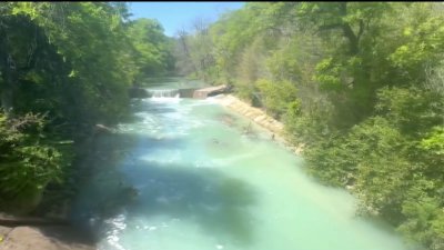 Residentes de Garland preocupados por color extraño del agua de un arroyo