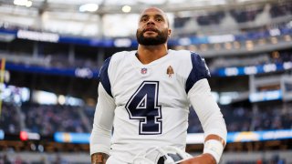 Dak Prescott #4 de los Dallas Cowboys observa durante los calentamientos previos al partido de fútbol americano de la NFL contra Los Angeles Chargers en el SoFi Stadium el 16 de octubre de 2023 en Inglewood, California.