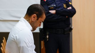 El futbolista brasileño Dani Alves fue condenado a 4 años de cárcel por la violación a una joven en España.