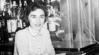 Kitty Genovese tenía 28 años cuando fue asesinada en la noche del 13 de marzo de 1964 en las puertas de su edificio de departamentos. Pese a sus gritos, ningún vecino alertó a la policía sino hasta media hora después de que fuera apuñalada.