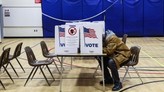 Los republicanos van a las urnas en Kansas.