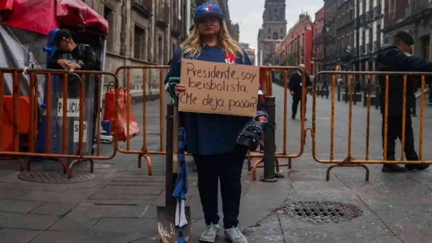 “A ver si así me recibe”: madre buscadora se viste de beisbolista para buscar a AMLO