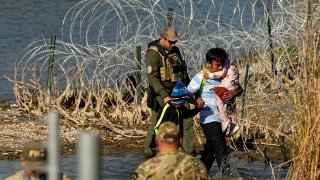 Migrantes en la frontera de México-Estados Unidos.