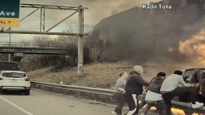 ¡Bravo! Ciudadanos se unen para rescatar a conductor atrapado en llamas