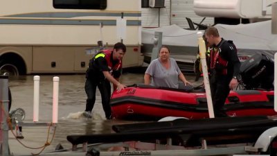 Rescatan a residentes en Ennis tras el paso de tormentas