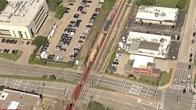 Tren detenido bloquea varias calles en Arlington