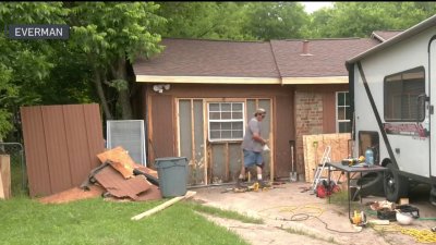 Residentes de Everman realizan labores en sus hogares tras inundaciones