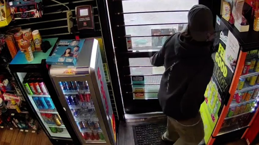 Hombre entrando a una tienda segundos antes de casi ser golpeado por una sierra.