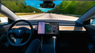 La familia de Walter Huang presentó una demanda por negligencia y muerte por negligencia en 2019 buscando responsabilizar a Tesla (y, por extensión, a su director ejecutivo, Elon Musk), por exagerar repetidamente las capacidades de la tecnología de vehículos autónomos de Tesla. (Foto de archivo)