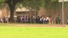 Estudiantes y maestros de preparatoria en Dallas salen a protestar por seguridad en el plantel