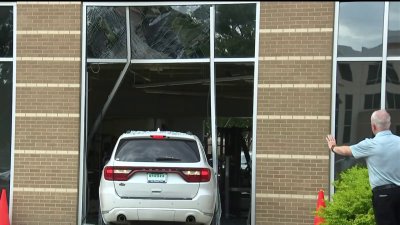 En Irving: conductor se estrella contra edificio