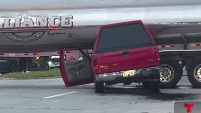 En Arlington: conductor choca contra camión de combustible
