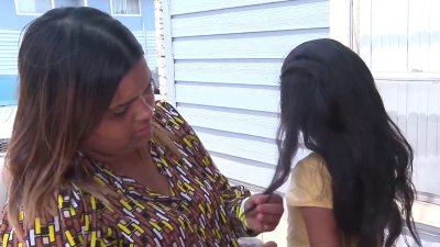 Madre denuncia que maestra le cortó el cabello a su hija y que le ha pegado