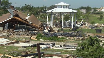 Familias pierden sus hogares y pertenencias tras tornado en Valley View