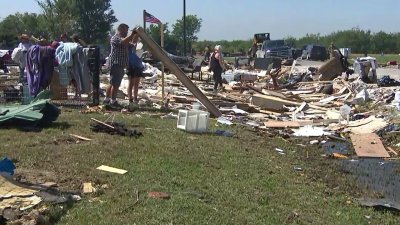 Inician las labores de limpieza en Valley View tras tornado