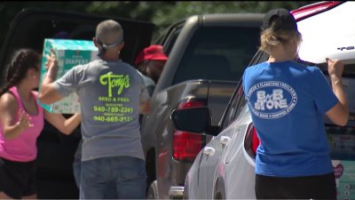 Continúa llegando ayuda para víctimas del tornado en Valley View