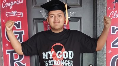 Joven hispano no dejó que la leucemia le ganara a su sueño de graduarse de la preparatoria