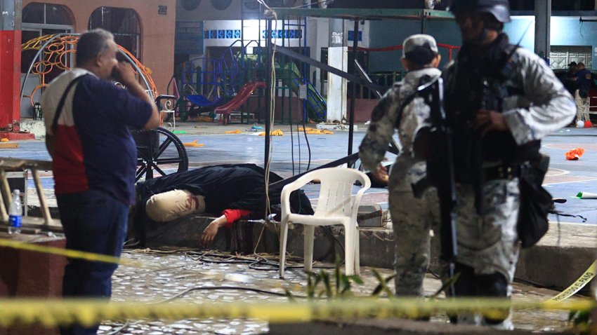 -FOTODELDÍA- MEX9472. ACAPULCO (MÉXICO), 29/05/2024.- Miembros de la Guardia Nacional vigilan la zona donde fue asesinado el candidato a la alcaldía de Coyuca de Benítez por la alianza de los partidos Revolucionario Institucional (PRI), Acción Nacional (PAN) y de la Revolución Democrática (PRD), José Alfredo Cabrera Barrientos, este miércoles en Acapulco, en el estado de Guerrero (México). El candidato a la alcaldía de Coyuca de Benítez, municipio en el estado en Guerrero, sur de México por la alianza de los partidos Revolucionario Institucional (PRI), Acción Nacional (PAN) y de la Revolución Democrática (PRD), José Alfredo Cabrera Barrientos, fue asesinado este miércoles a balazos. EFE/David Guzmán