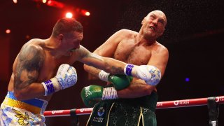 El ucraniano castiga al británico Tyson Fury con un zurdazo en la pelea que disputaron este sábado en Riad, Arabia Saudí.