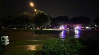 Reportan tiroteo desde un vehículo en Fort Worth.