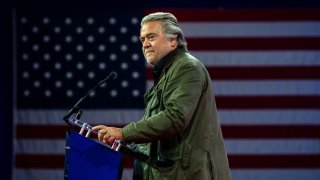 Steve Bannon en una convención el 24 de febrero de 2024.