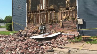 Residentes de un complejo de apartamentos de Dallas solicitan ayuda tras tormentas