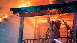 Reportan incendio en complejo de apartamentos en Fort Worth.