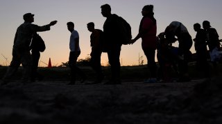 Los arrestos de inmigrantes en la frontera han disminuido considerablemente en julio.