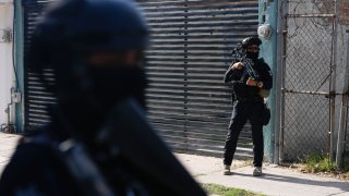 Agentes de policía patrullan una calle en Celaya, Guanajuato.