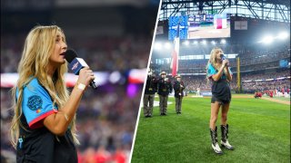 Ingrid Andress canta el himno nacional antes del T-Mobile Home Run Derby 2024 en Globe Life Field el lunes en Arlington, Texas.