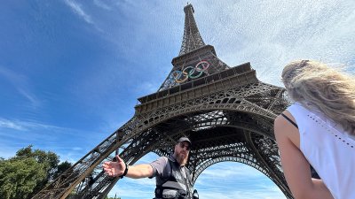 De película: hombre sin camisa escala Torre Eiffel a horas de ceremonia de clausura