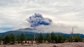 En esta imagen tomada de un video de AP, proporcionado por el Instituto de Vulcanología y Sismología de la rama del Oriente Lejano de la Academia de Ciencias de Rusia, el domingo 18 de agosto de 2024, una columna de humo emerge del volcán Shiveluch, en la Península de Kamchatka, al norte de Petropavlovsk-Kamchatsky, Rusia. (Video del Instituto de Vulcanología y Sismología de la rama del Oriente Lejano de la Academia de Ciencias de Rusia