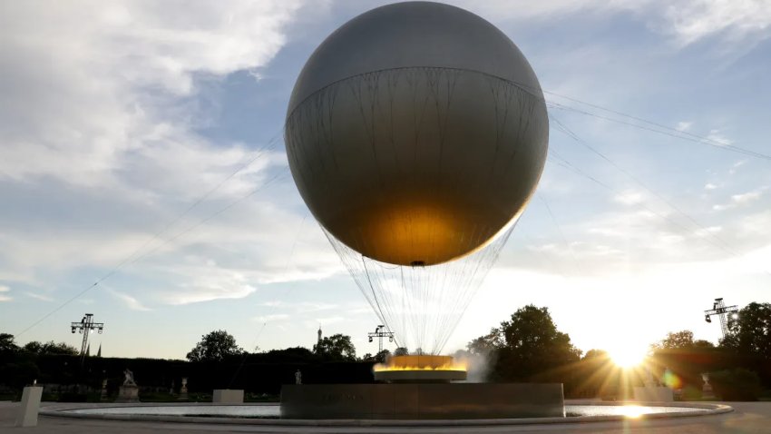 Una visión general del Caldero de los Juegos Olímpicos de París 2024, globo aéreo antes de la ceremonia de clausura de los Juegos Olímpicos de París 2024 en el Stade de France el 11 de agosto de 2024 en París, Francia.