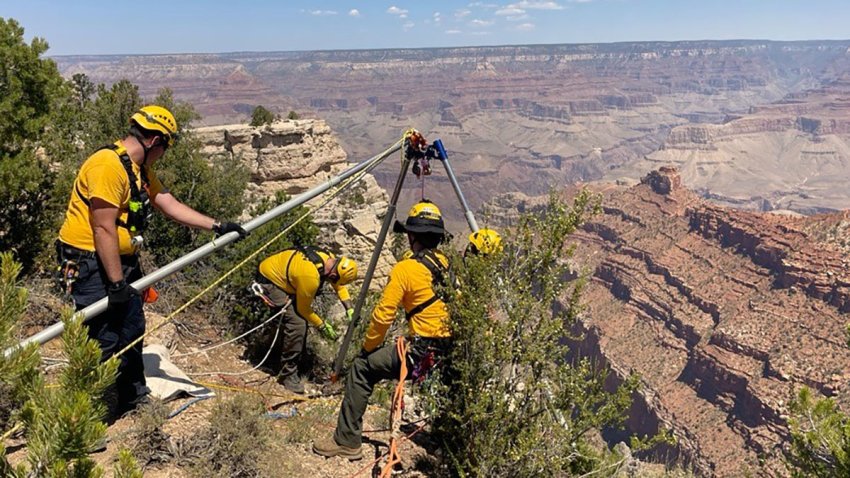 Guardabosques recuperan a un joven de 20 años cerca del mirador de Pipe Creek en el Parque Nacional del Gran Cañón