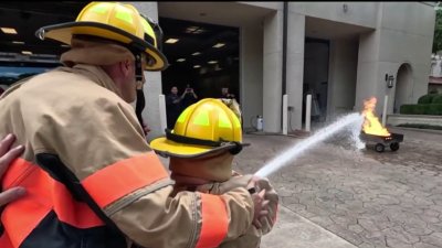 Niño con cáncer logra su deseo de ser bombero