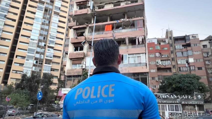 Un policía libanés observa los apartamentos dañados que fueron alcanzados por un ataque israelí la madrugada del lunes 30 de septiembre de 2024 en Beirut, Líbano.