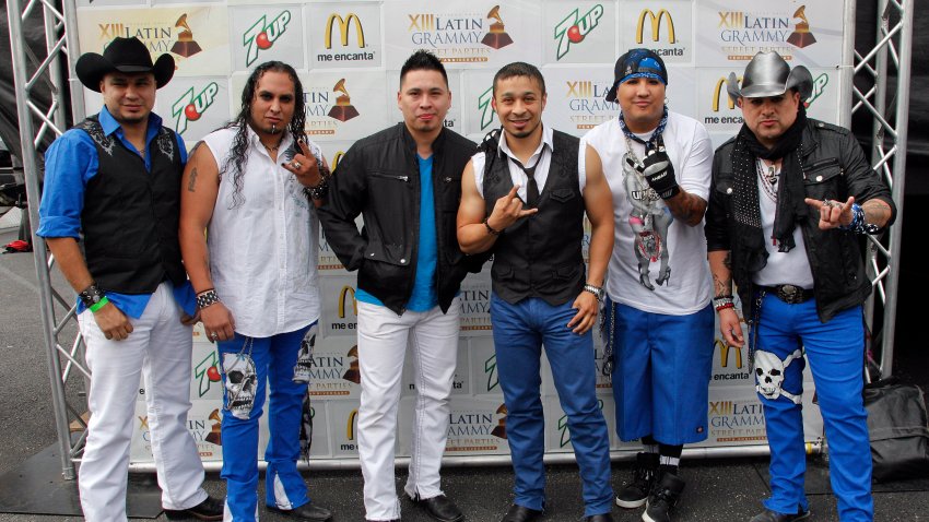 HOUSTON, TX – 07 DE OCTUBRE: La banda Grupo Siggno actúa en la Latin Grammy Street Party el 7 de octubre de 2012 en Houston, Texas. (Foto de Bob Levey/WireImage)