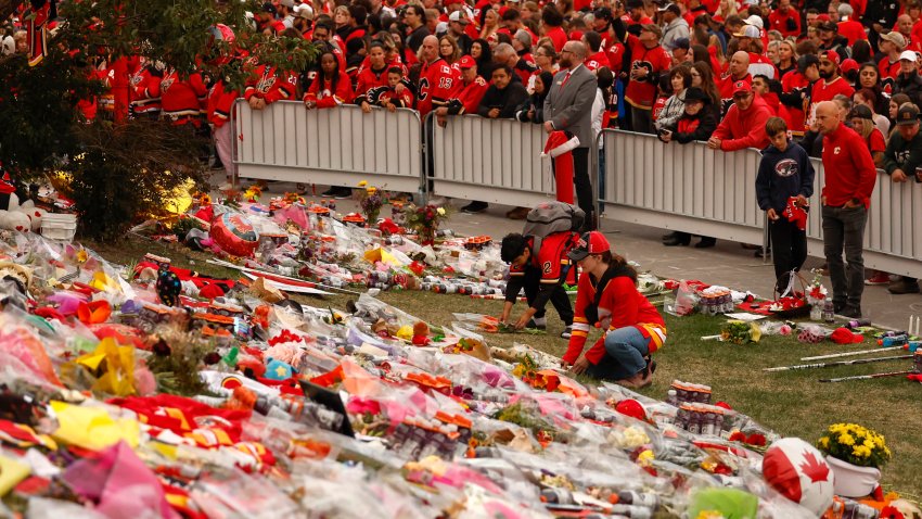 CALGARY, CANADÁ - 04 DE SEPTIEMBRE: Los aficionados al hockey presentan sus respetos durante la vigilia con velas a la ex estrella de los Calgary Flames Johnny Gaudreau y su hermano Matthew en el Scotiabank Saddledome el 4 de septiembre de 2024, en Calgary, Alberta, Canadá. Los hermanos murieron el 29 de agosto a manos de un conductor presuntamente ebrio cuando iban en bicicleta en el condado de Salem, Nueva Jersey. (Foto de Leah Hennel/Getty Images)