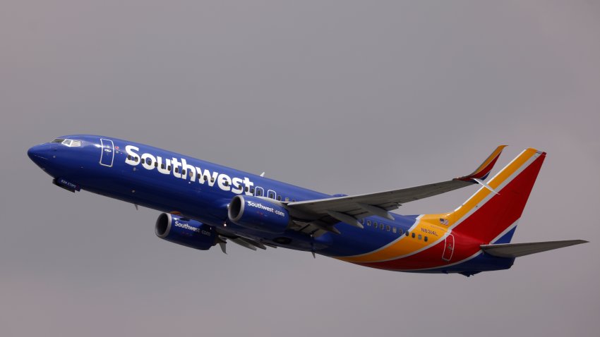 LOS ÁNGELES, CALIFORNIA – 19 DE SEPTIEMBRE: Un Boeing 737 de Southwest Airlines sale del Aeropuerto Internacional de Los Ángeles en ruta hacia Las Vegas el 19 de septiembre de 2024 en Los Ángeles, California. (Foto de Kevin Carter/Getty Images)