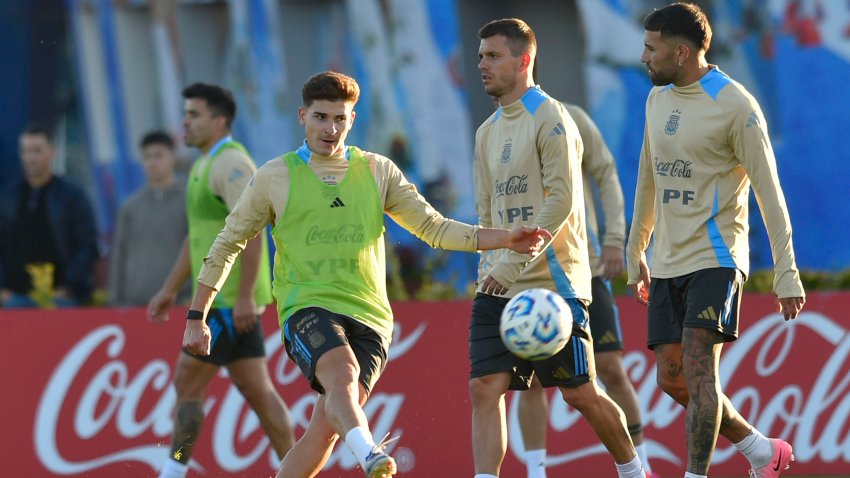 El delantero de Argentina Julián Álvarez patea la pelota durante un entrenamiento previo al partido contra Chile por las eliminatorias para el Mundial 2026, en Buenos Aires, Argentina, martes 3 de septiembre de 2024. (AP Foto/Gustavo Garello)